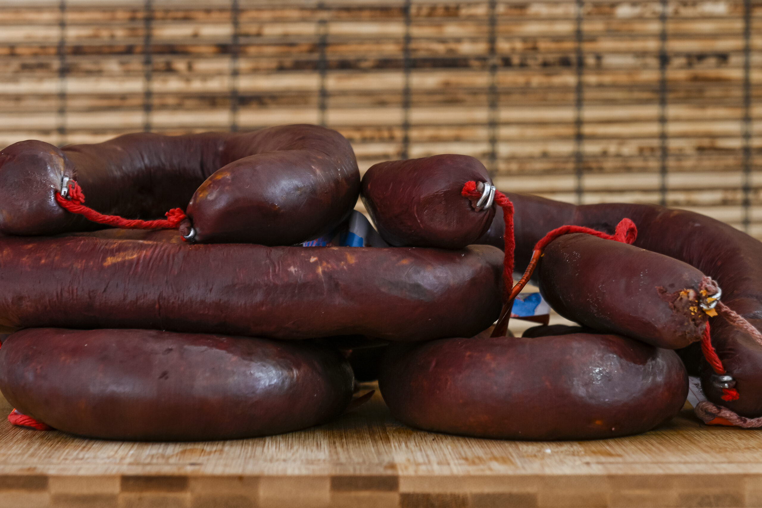 Different types of ingredients and sausages made by hand.